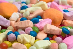 お菓子に含まれる添加物は健康にどのような影響を与えるのか？